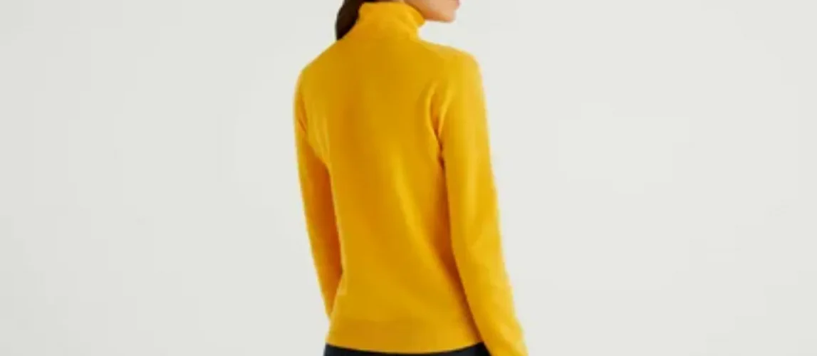 Белые джинсы не только летом: как носить в холода