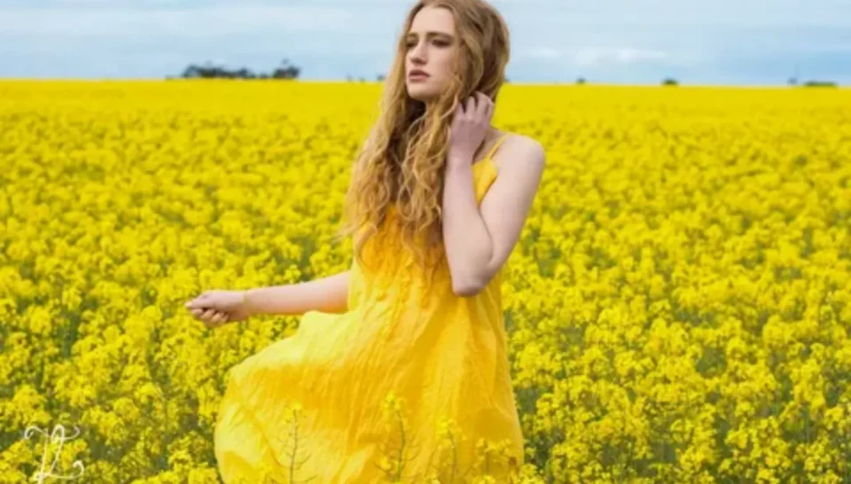 Как подружить кеды с платьями