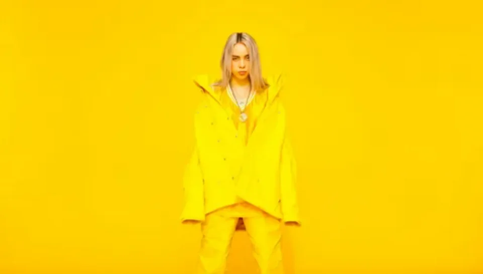 Какие украшения подходят к высоким воротникам